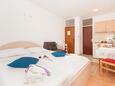 Ložnice Omiš, Ložnice v ubytování typu studio-apartment, s klimatizací a WiFi.