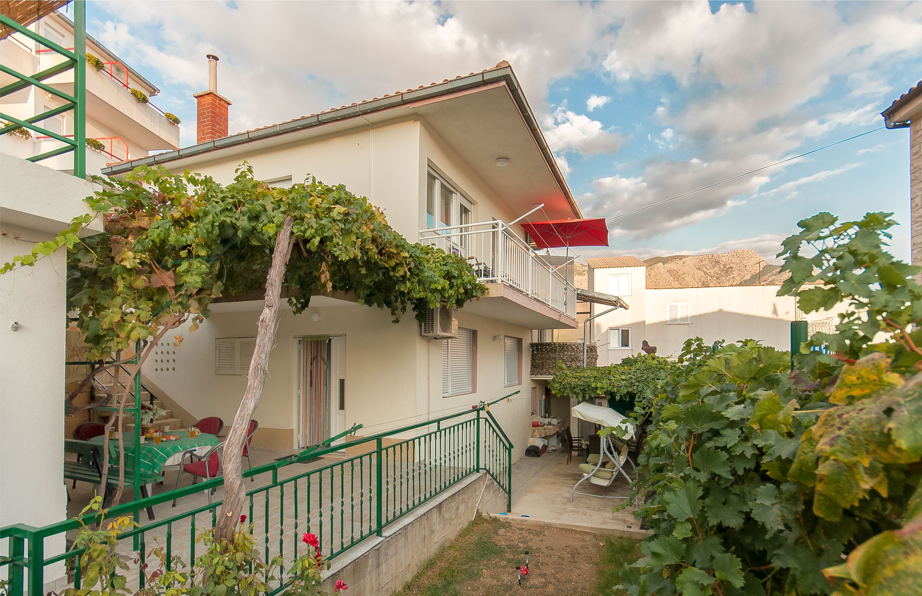 Dvosobni apartman s balkonom Omiš  A-d
