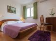 Spavaća soba Tučepi, Spavaća soba u smještaju tipa room, dostupna klima i WiFi.
