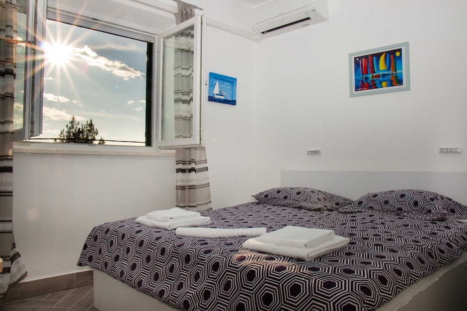 Two bedroom apartment near beach Krilo Jesenice, Omiš  A-a