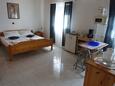 Slaapkamer Nin, Slaapkamer in the studio-apartment, air condition available, (pet friendly) en WiFi.