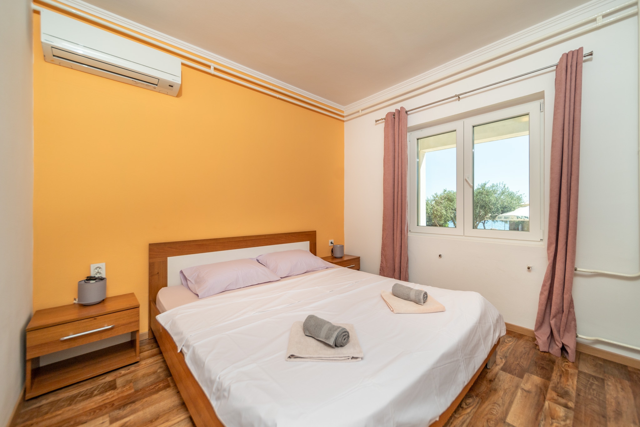 One bedroom apartment near beach Barbat, Rab  A-a