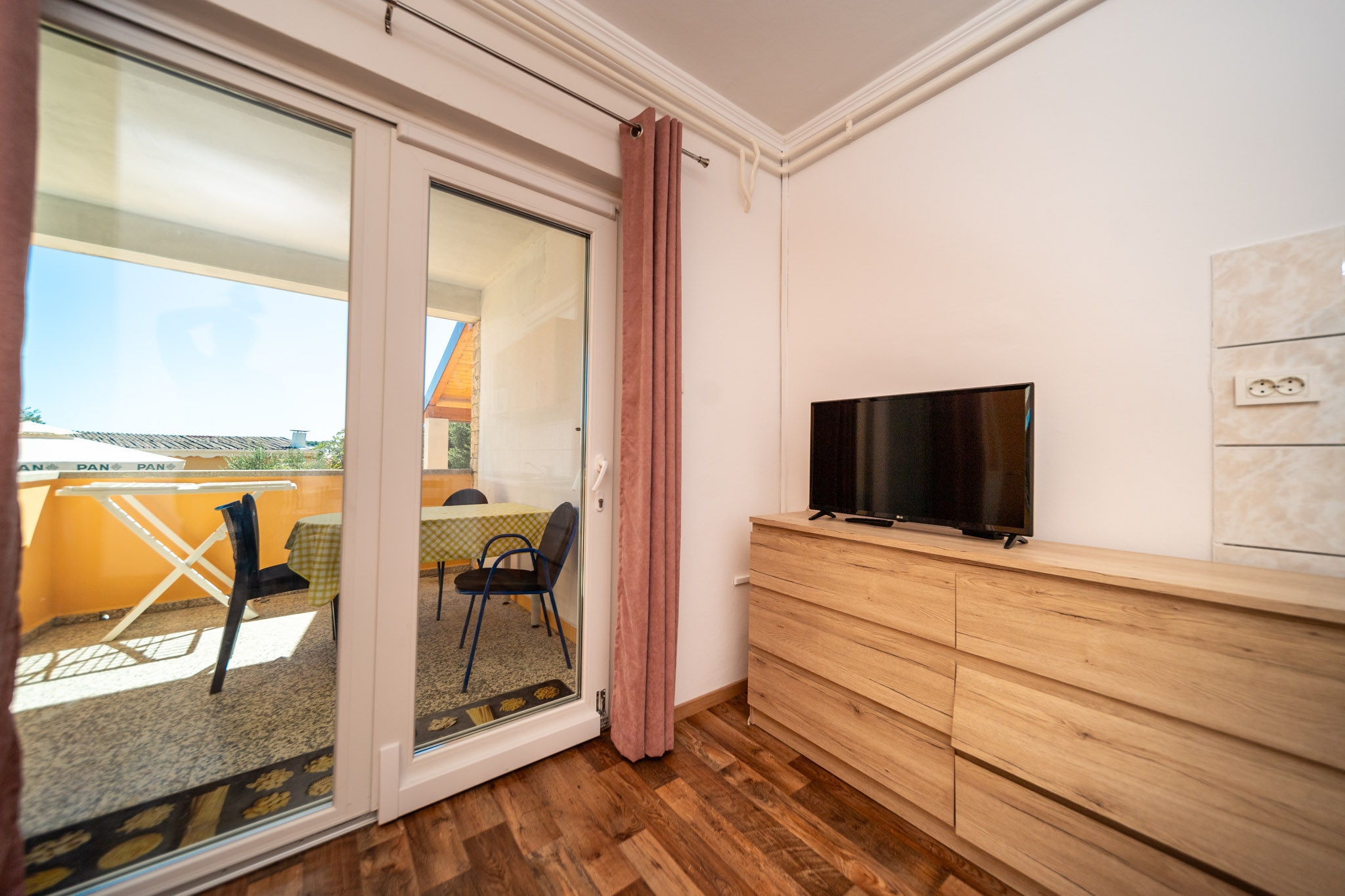 One bedroom apartment near beach Barbat, Rab  A-a