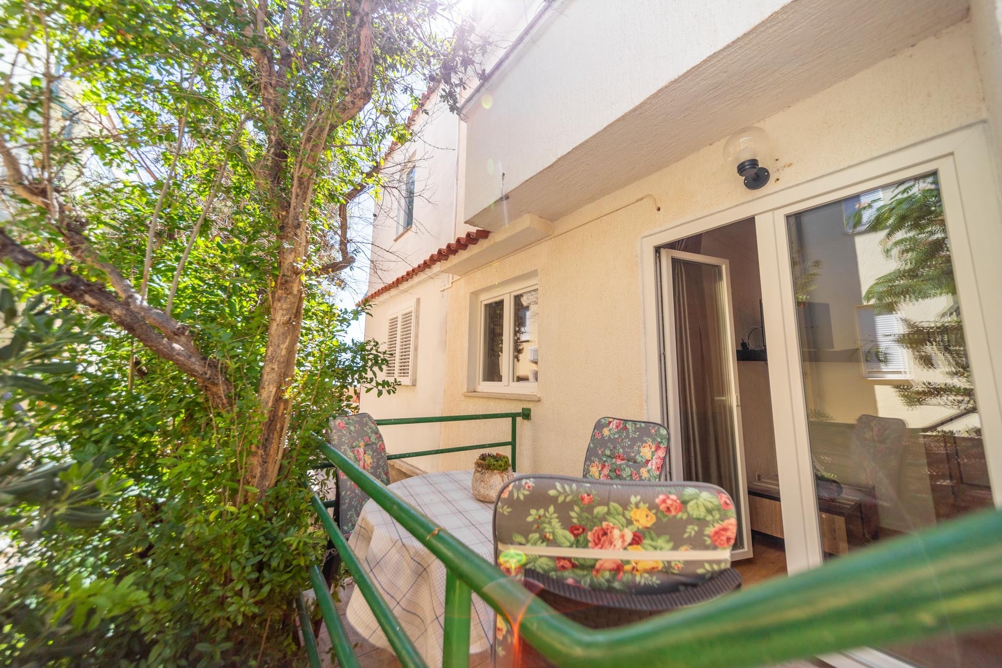 One bedroom apartment near beach Barbat, Rab  A-b