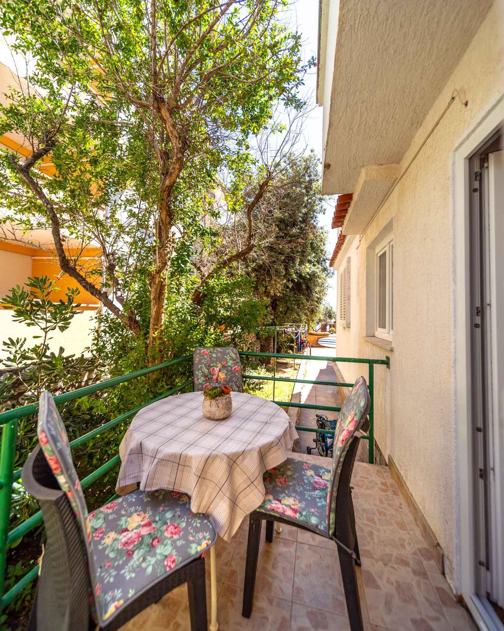 One bedroom apartment near beach Barbat, Rab  A-b