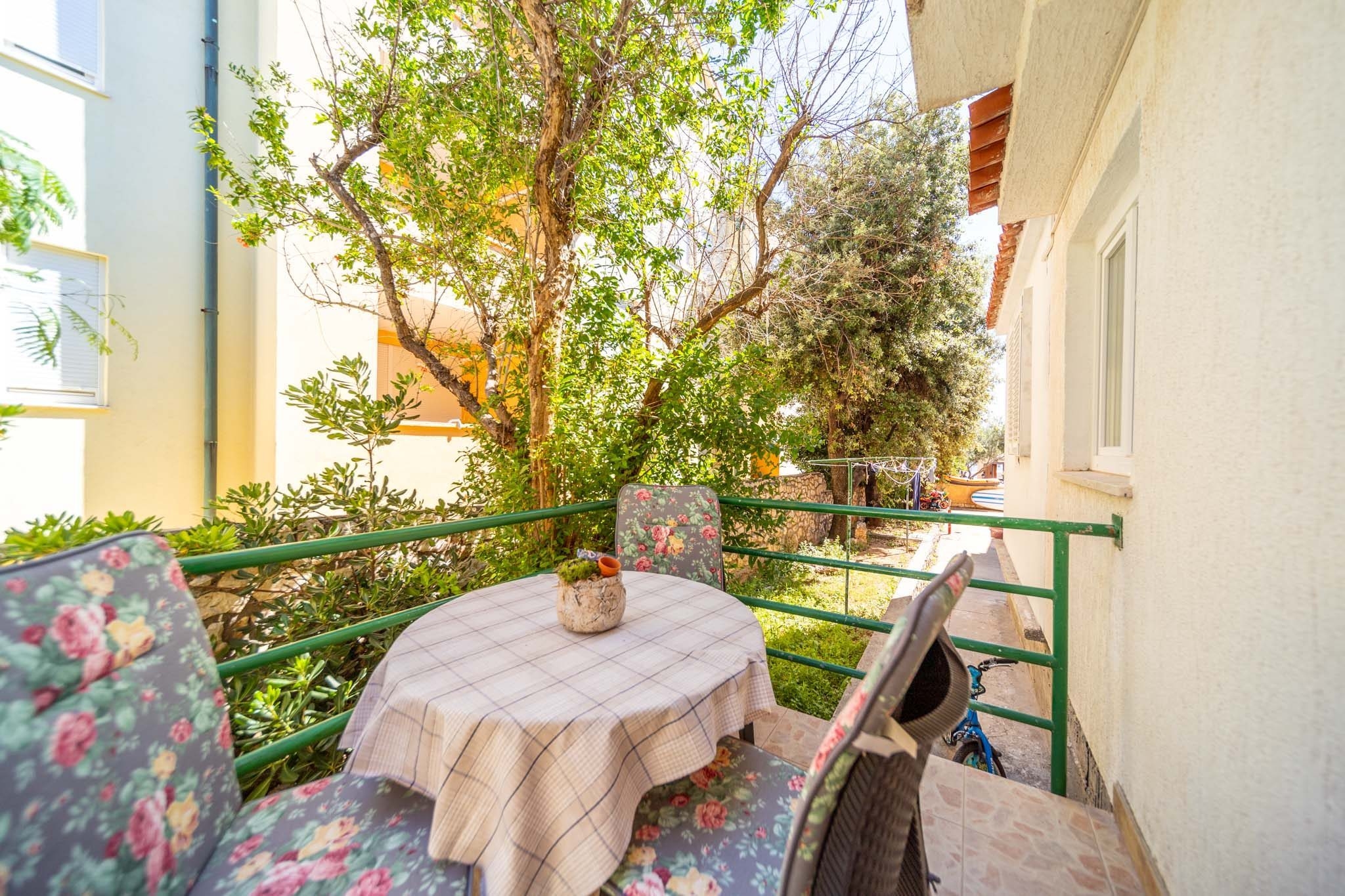 One bedroom apartment near beach Barbat, Rab  A-b