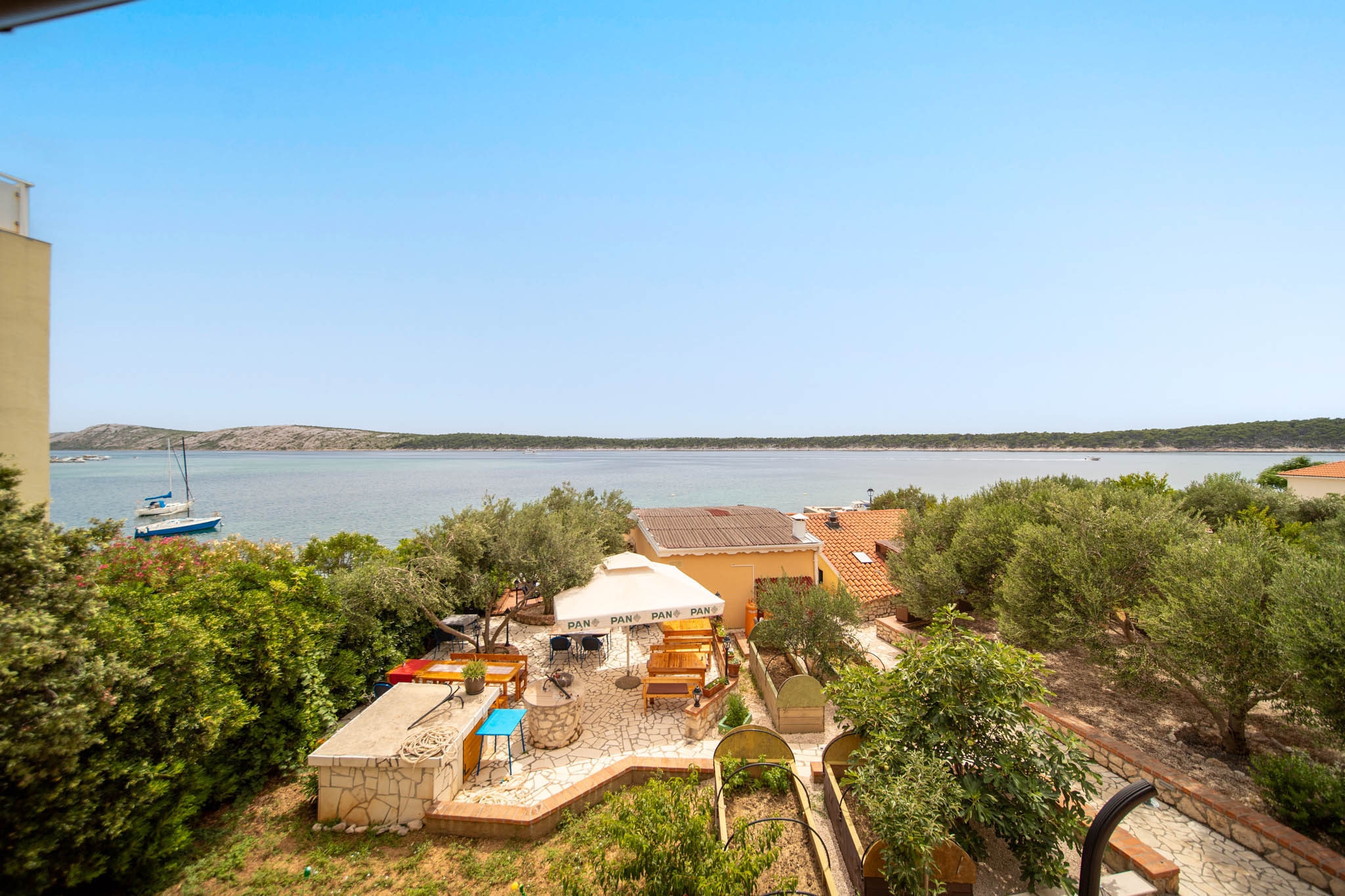 One bedroom apartment near beach Barbat, Rab  A-d