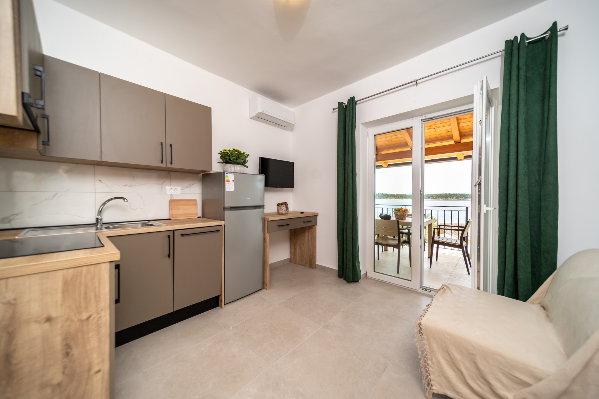 One bedroom apartment near beach Barbat, Rab  A-e