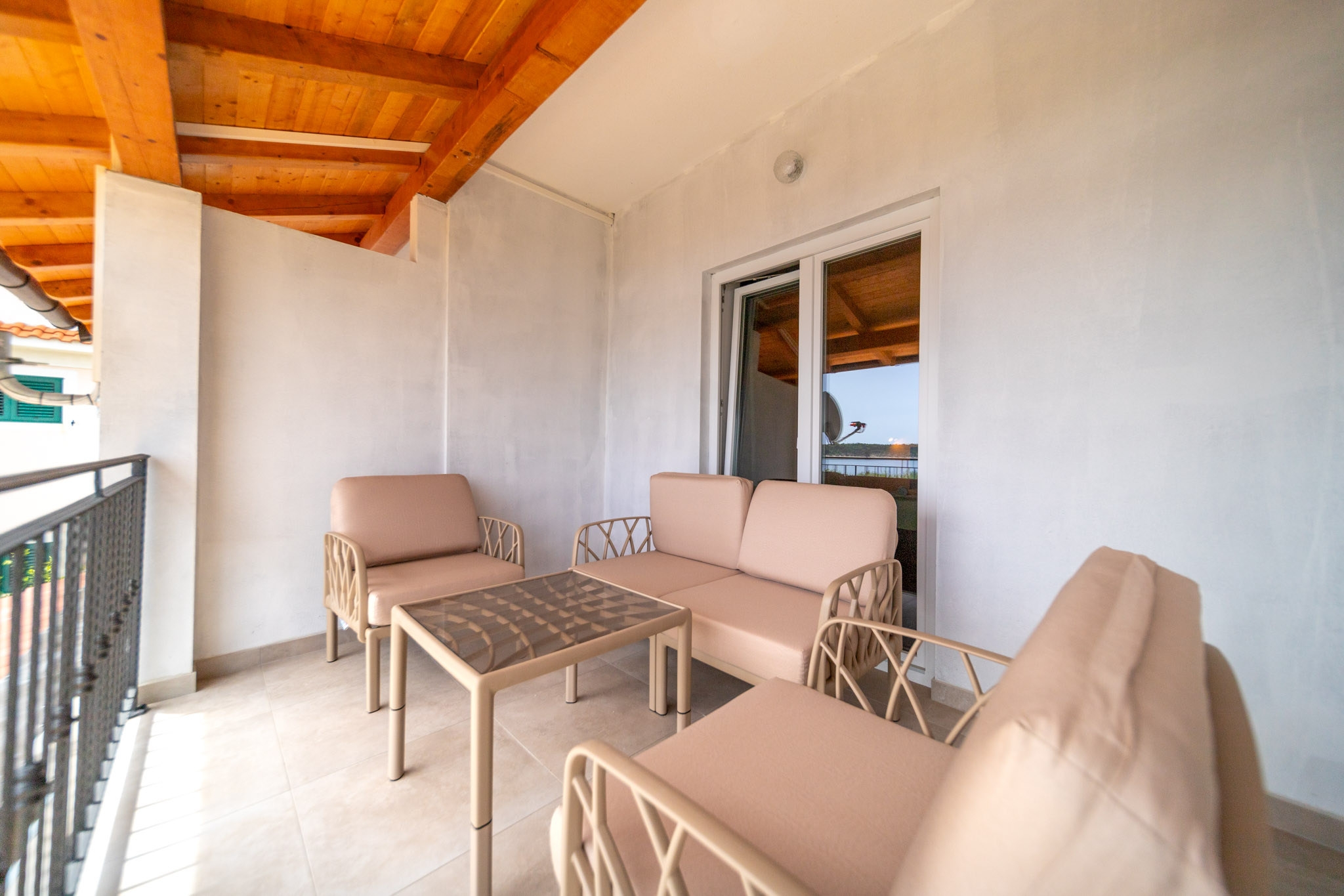 One bedroom apartment near beach Barbat, Rab  A-e