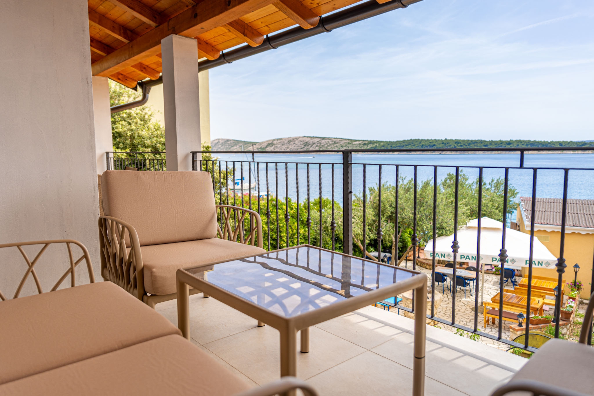 One bedroom apartment near beach Barbat, Rab  A-e