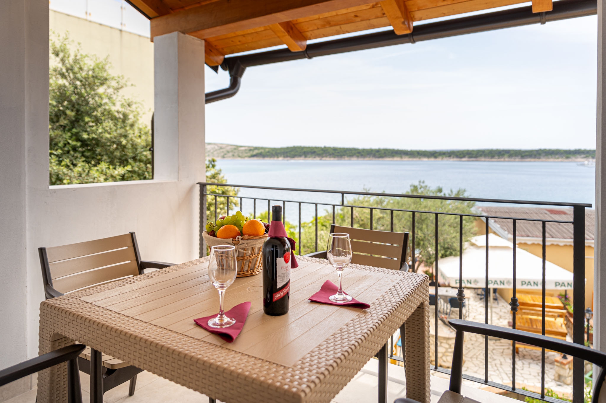 One bedroom apartment near beach Barbat, Rab  A-e