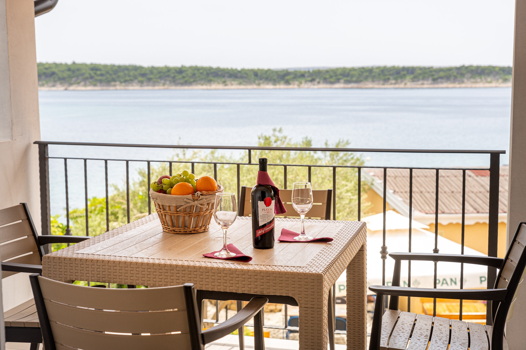 One bedroom apartment near beach Barbat, Rab  A-e