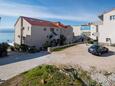 Parking lot Stanići, Omiš, Parking lot 14536 - Apartments with pebble beach.