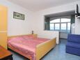 Ložnice Slatine, Ložnice v ubytování typu studio-apartment, s klimatizací a WiFi.