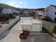 Slatine, Čiovo, Parkeerplaats 14541 - Appartementen near sea with pebble beach.