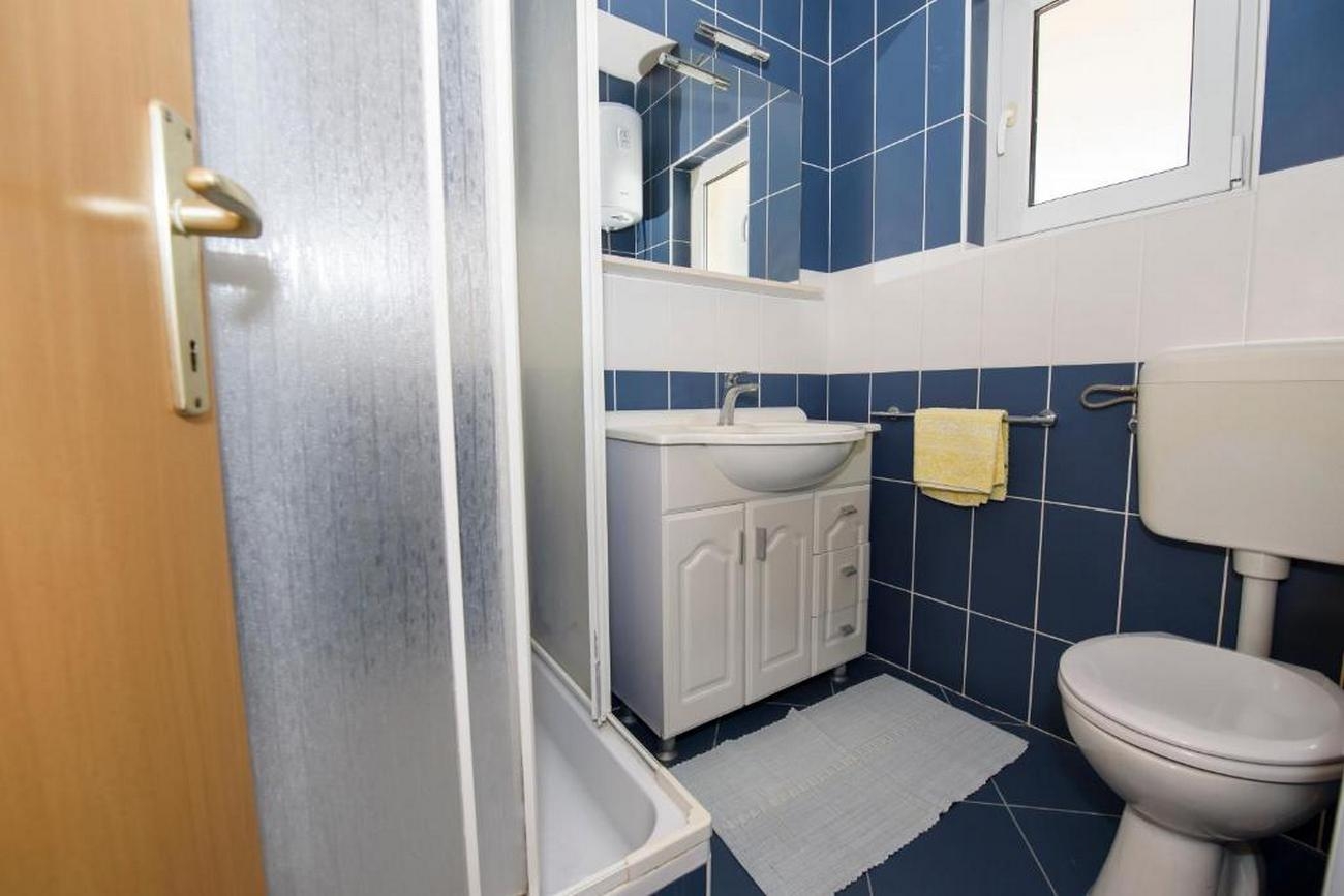 Two bedroom apartment with terrace and sea view Suhi Potok, Omiš  A-a