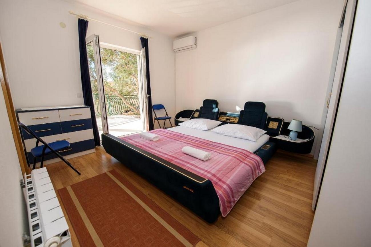 Two bedroom apartment with terrace and sea view Suhi Potok, Omiš  A-a