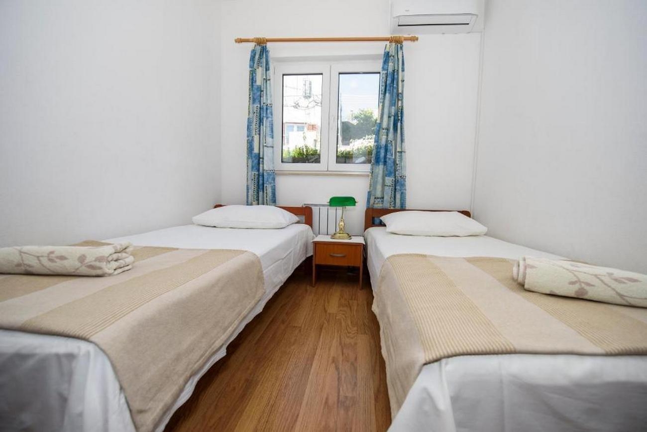 Two bedroom apartment with terrace and sea view Suhi Potok, Omiš  A-a