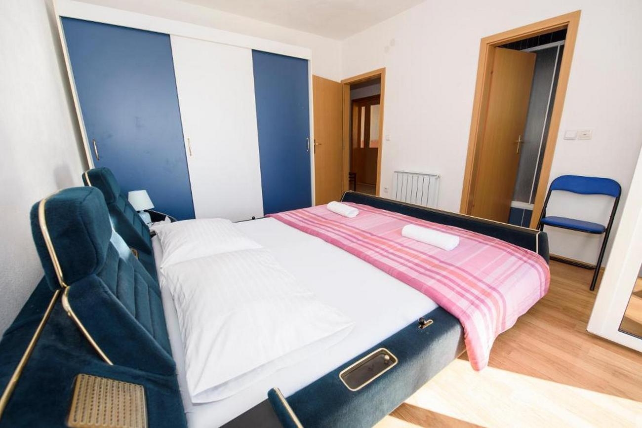 Two bedroom apartment with terrace and sea view Suhi Potok, Omiš  A-a