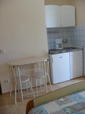 Ljubač, Kuhinja u smještaju tipa studio-apartment, kućni ljubimci dozvoljeni i WiFi.