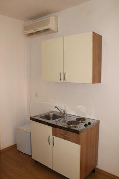 Trilj, Kitchen in the studio-apartment, (pet friendly) and WiFi.