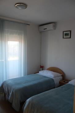Spavaća soba Trilj, Spavaća soba u smještaju tipa room, dostupna klima, kućni ljubimci dozvoljeni i WiFi.