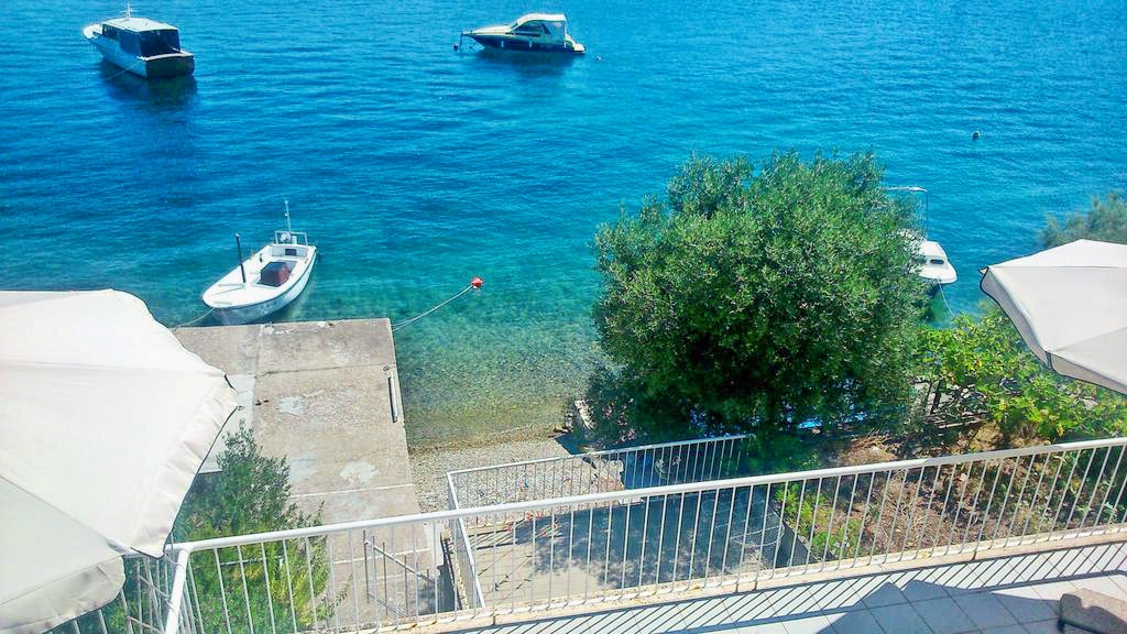 Three bedroom apartment near beach Korčula  A-a