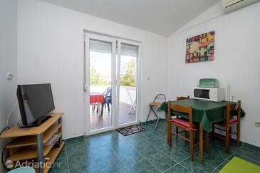 Petrčane, Sala da pranzo nell'alloggi del tipo studio-apartment, condizionatore disponibile, animali domestici ammessi e WiFi.