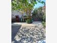 Parkiralište Pirovac, Šibenik, Parkiralište 14637 - Apartmani sa šljunčanom plažom.