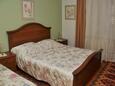 Orebić, Bedroom 1 in the apartment, air condition available, (pet friendly) and WiFi.