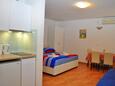 Salle à manger Makarska, Salle à manger dans l’hébergement en type studio-apartment, WiFi.