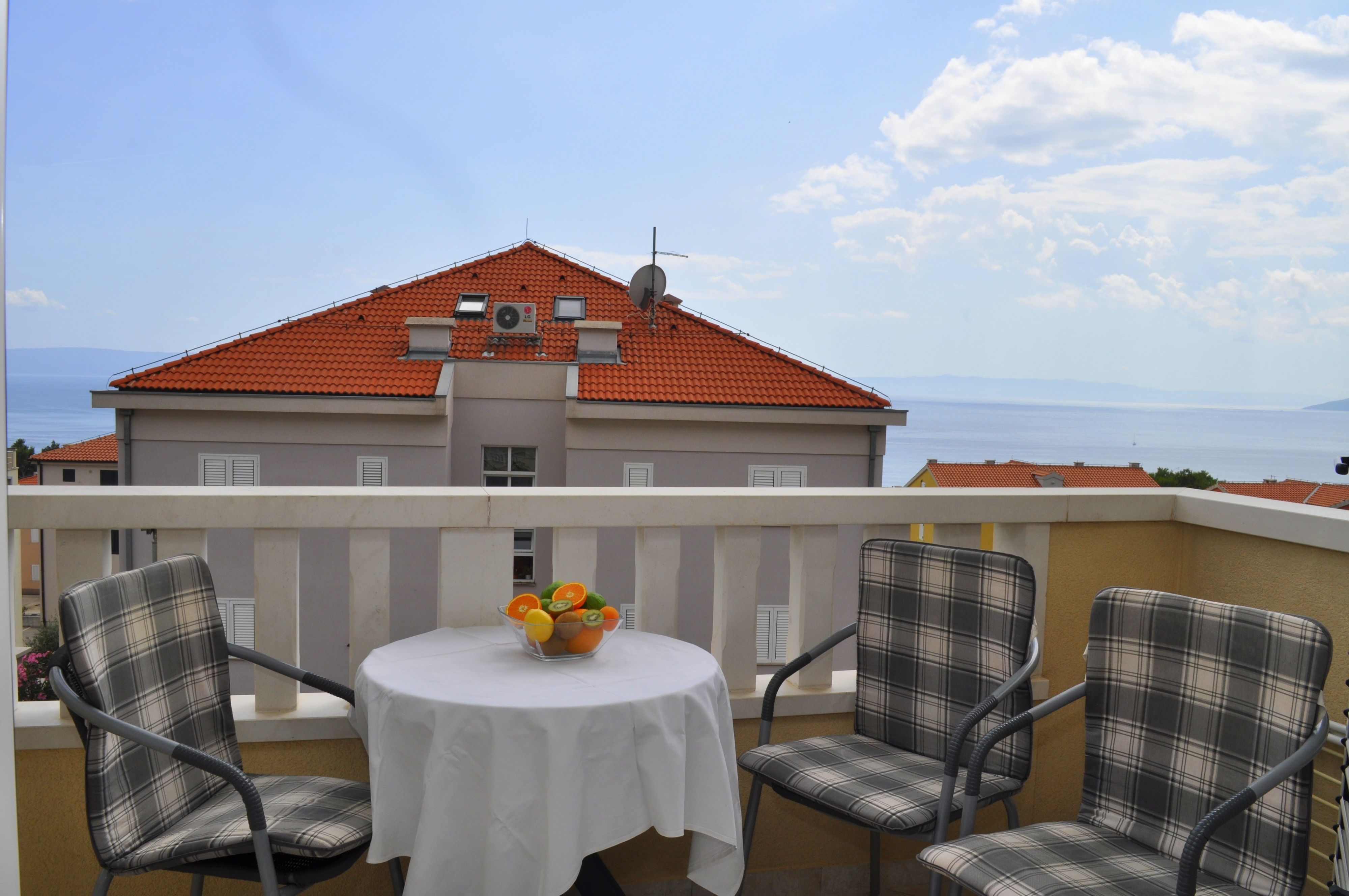 Studio flat with balcony and sea view Makarska  AS-c