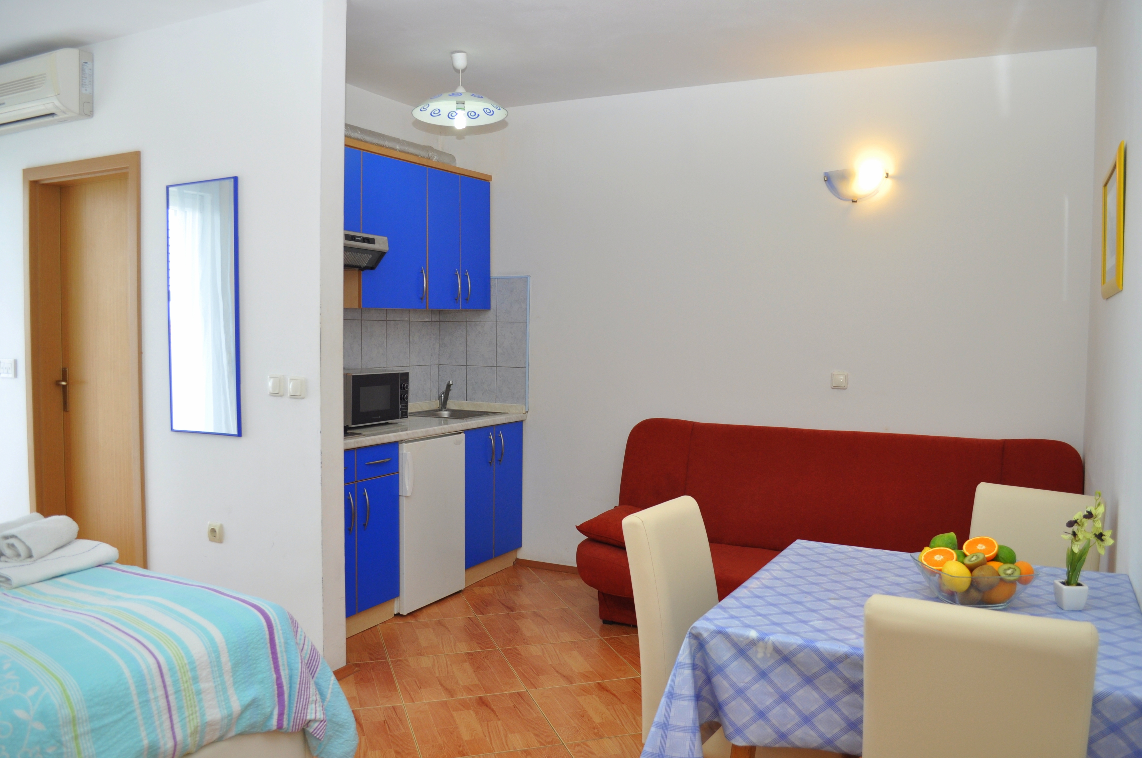 Studio flat with balcony and sea view Makarska (AS-14667-c)