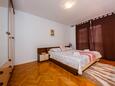 Spavaća soba 2 Kaštel Štafilić, Spavaća soba 2 u smještaju tipa apartment, WiFi.