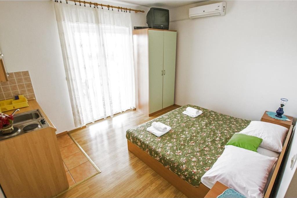 Studio flat with terrace and sea view Rovanjska, Paklenica  AS-a