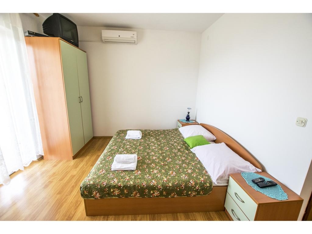 Studio flat with terrace and sea view Rovanjska, Paklenica  AS-a