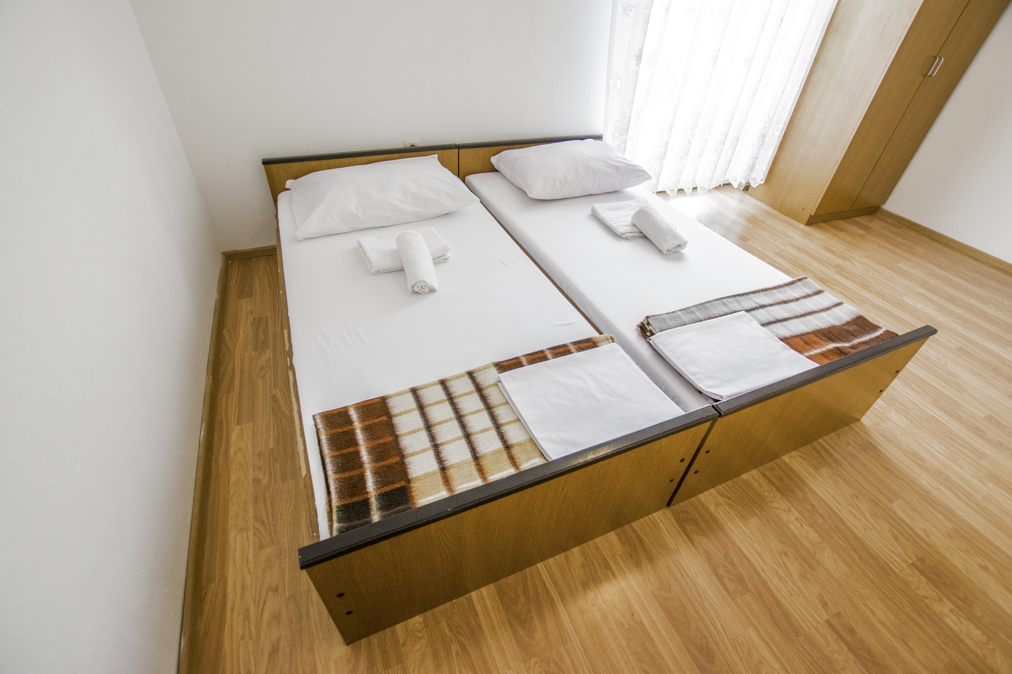 Room with balcony and sea view Rovanjska, Paklenica  S-b