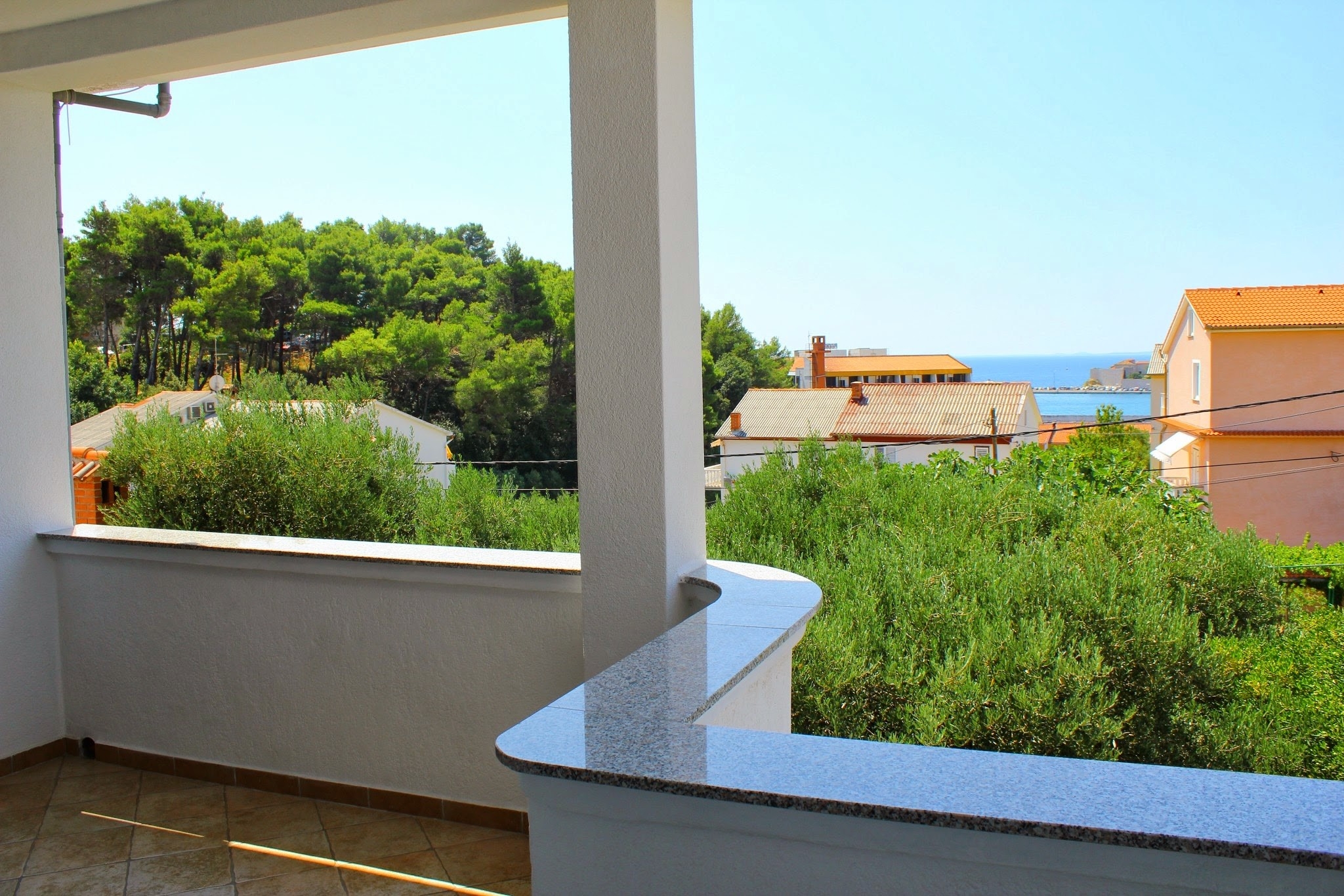 Two bedroom apartment with terrace and sea view Rab  A-e