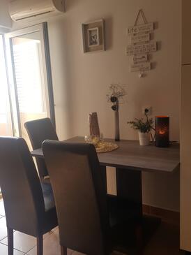 Privlaka, Dining room in the studio-apartment, air condition available and WiFi.