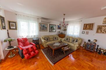 Arbanija, Sala de estar in the apartment, air condition available y WiFi.