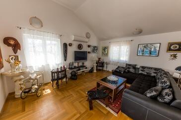 Arbanija, Sala de estar in the apartment, air condition available y WiFi.