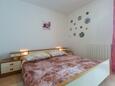 Sveti Lovreč, Spálňa v ubytovacej jednotke apartment, domáci miláčikovia povolení a WiFi.