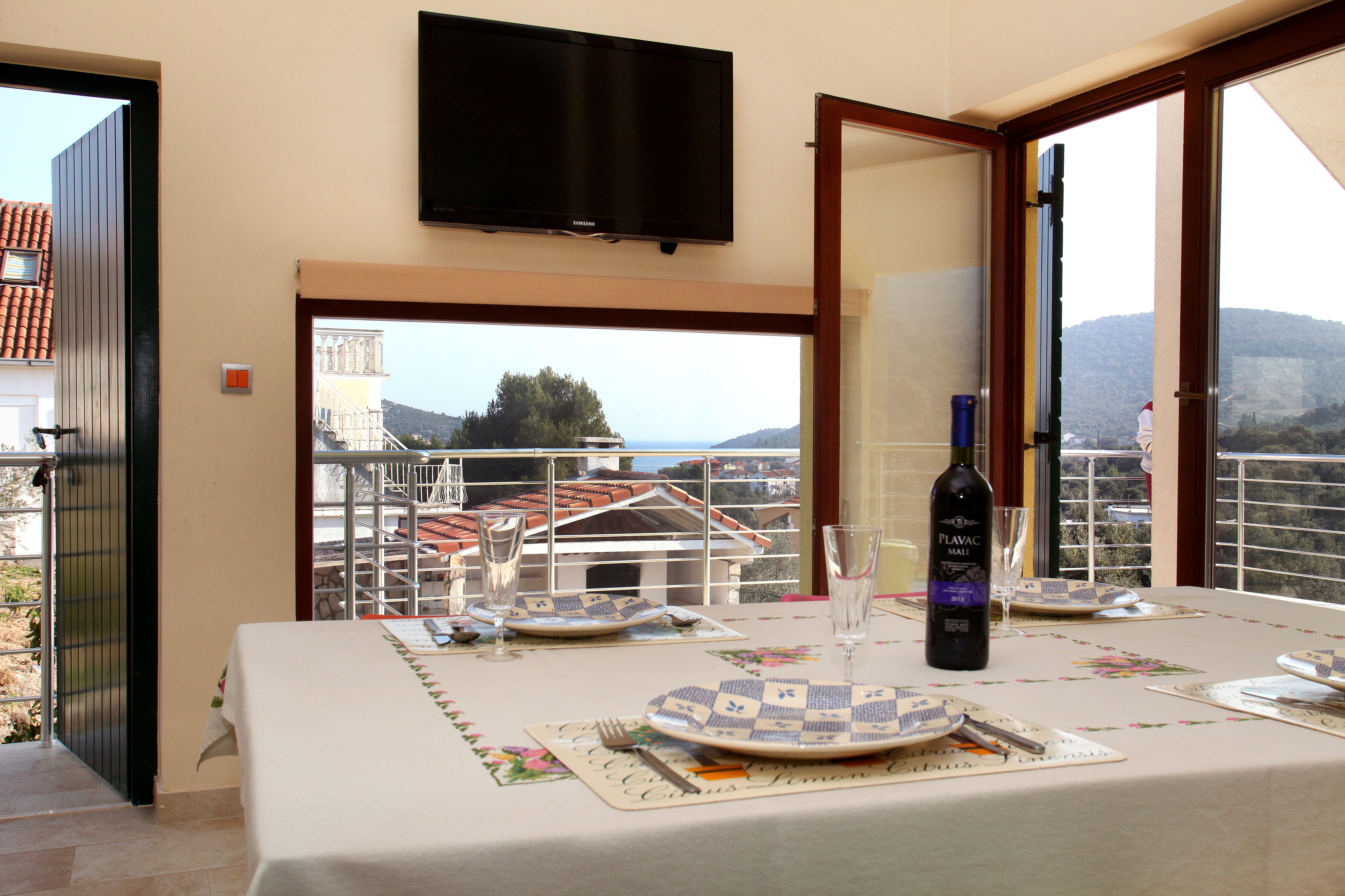 Three bedroom house with terrace and sea view Vinišće, Trogir  K