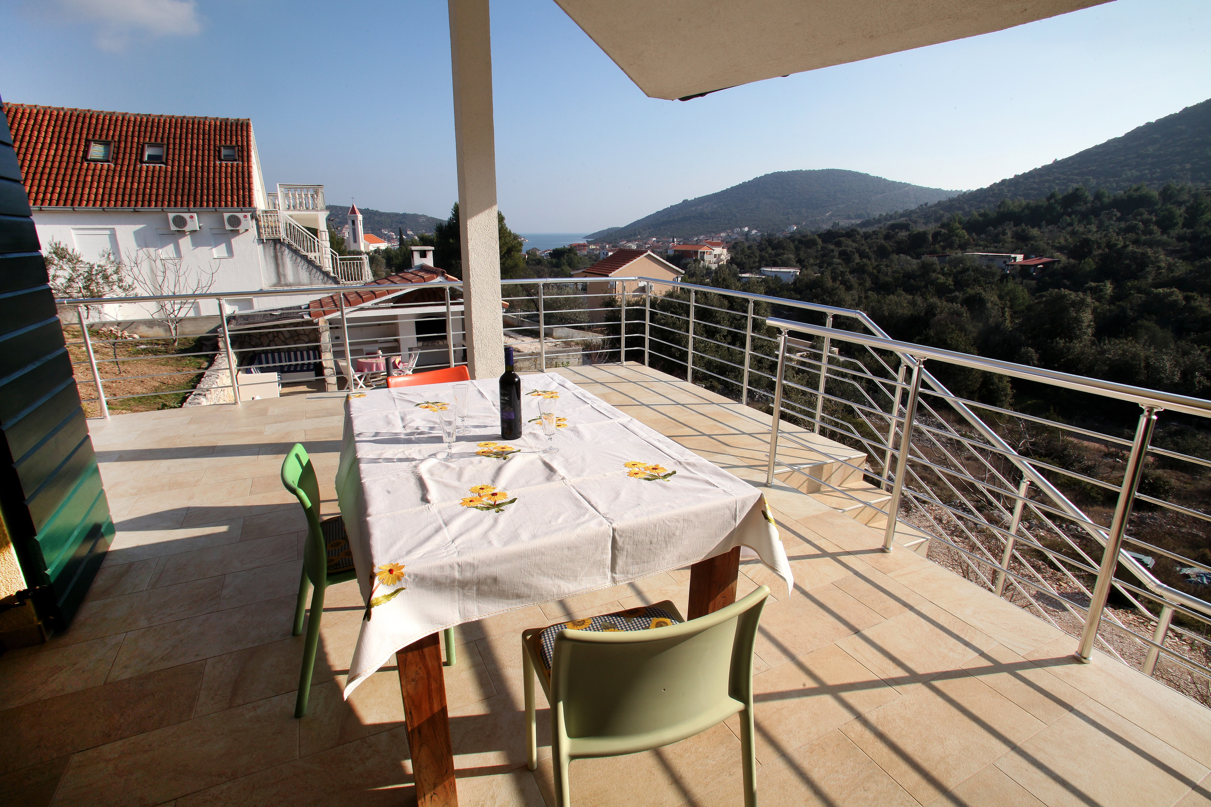 Three bedroom house with terrace and sea view Vinišće, Trogir  K