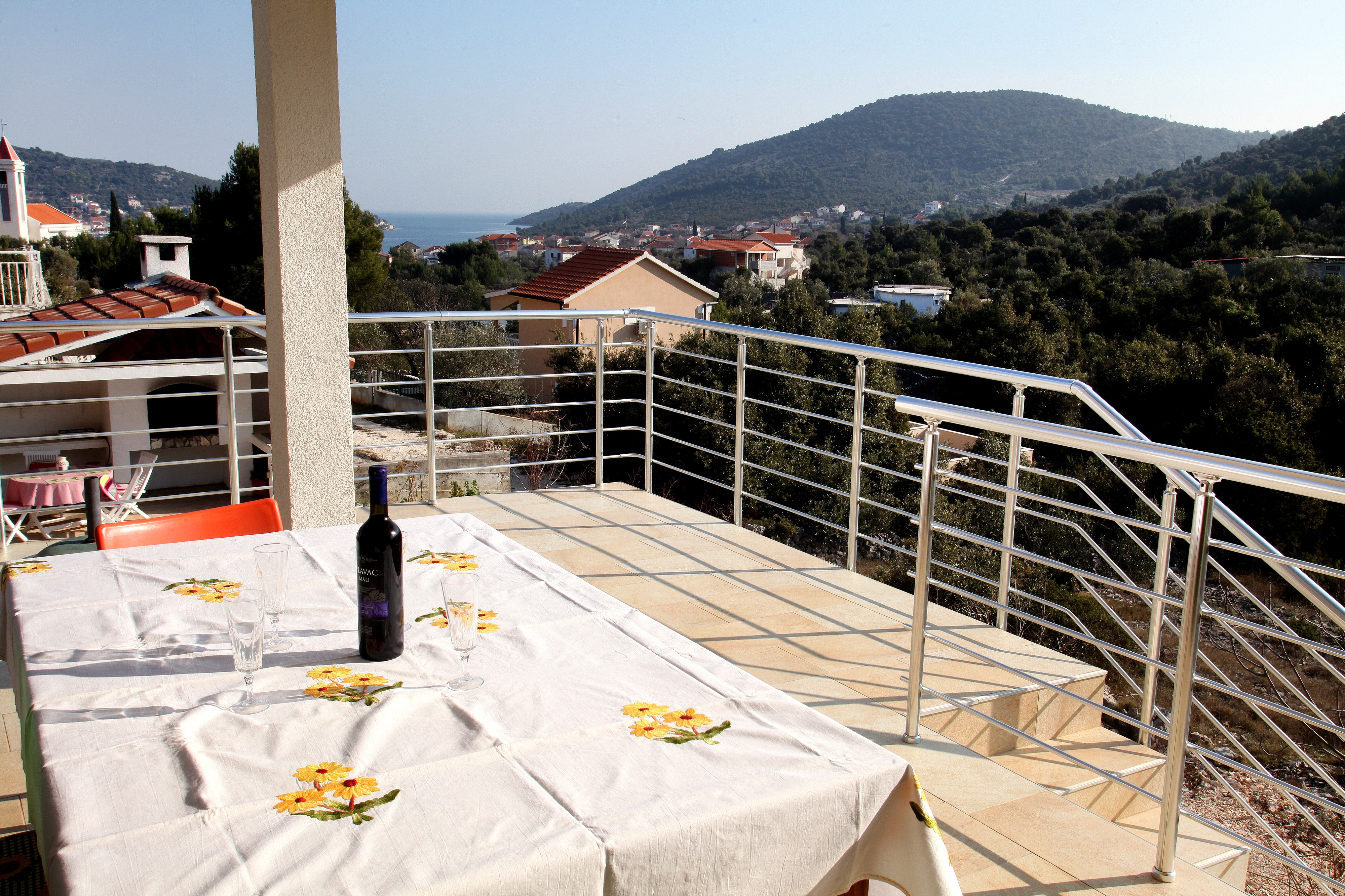 Three bedroom house with terrace and sea view Vinišće, Trogir  K