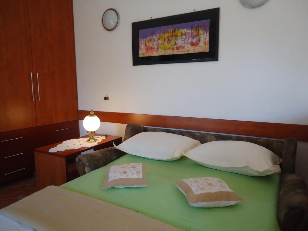 One bedroom apartment near beach Baška Voda, Makarska (A-14881-b)