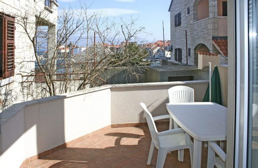 Two bedroom apartment near beach Postira, Brač (A-14902-a)