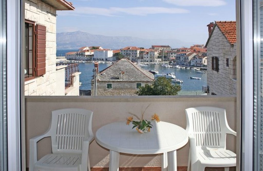 One bedroom apartment near beach Postira, Brač (A-14902-b) One bedroom apartment near beach Postira, Brač (A-14902-b)