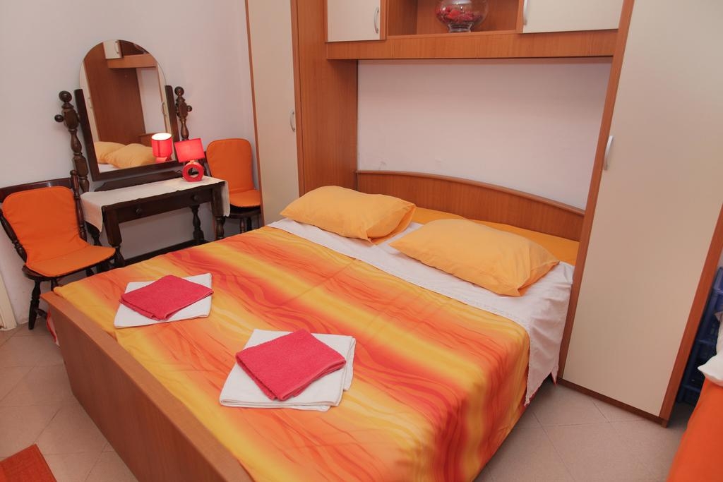 Three bedroom apartment with air-conditioning Trogir  A-a