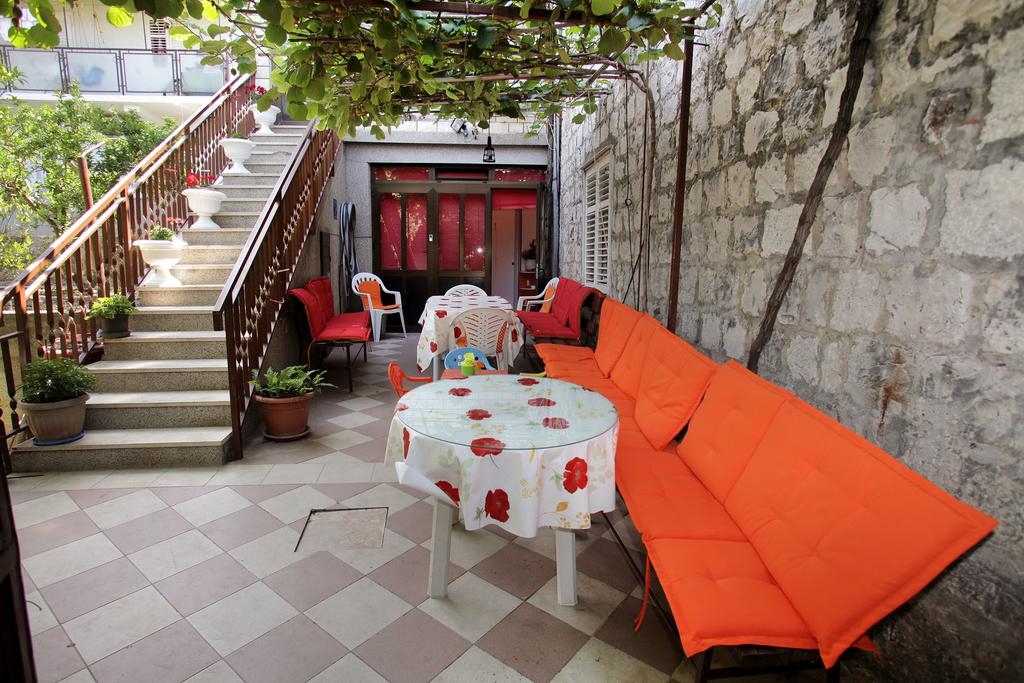 Three bedroom apartment with air-conditioning Trogir (A-14907-a)